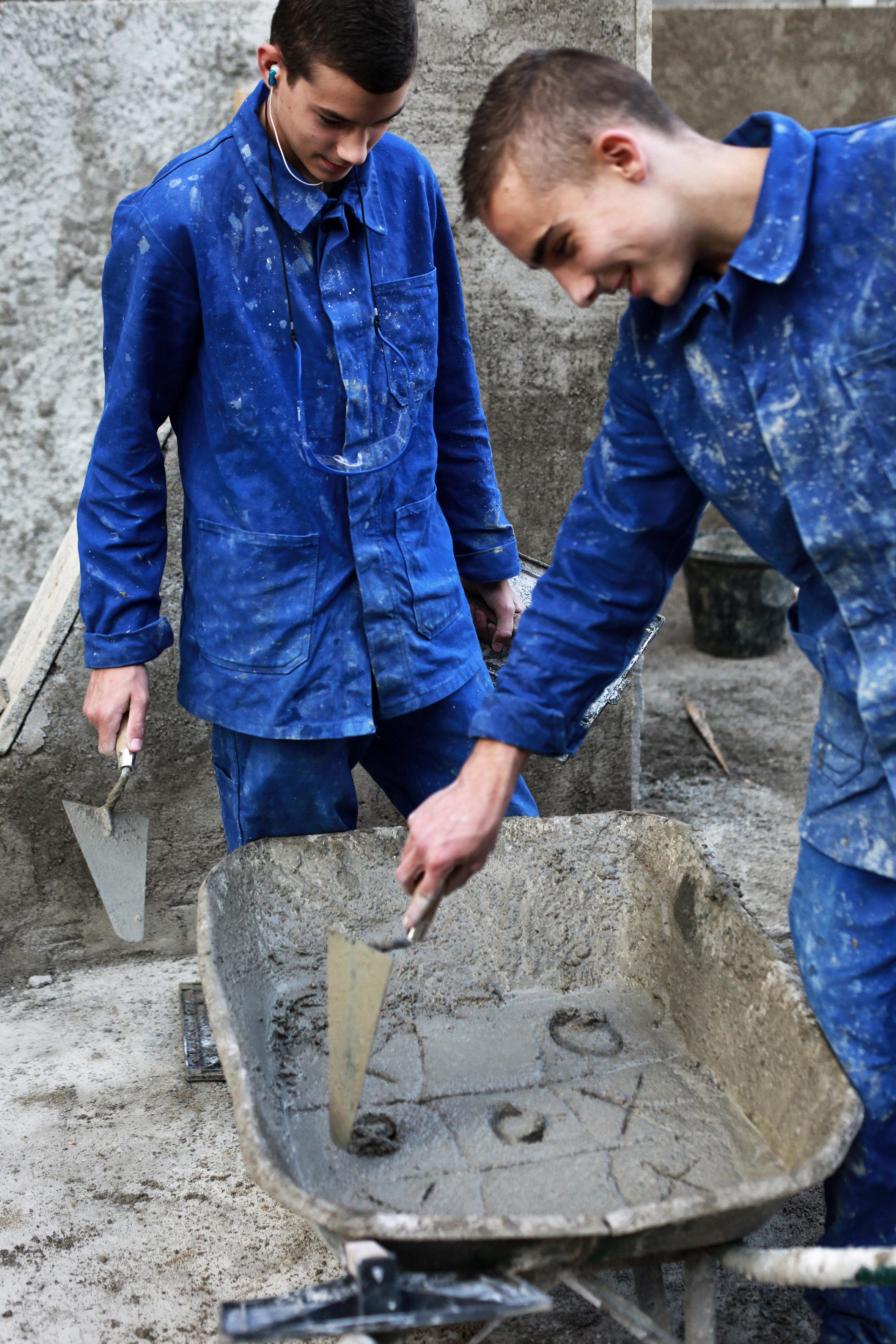 Tom et Nicolas en cours de CAP Maçonnerie