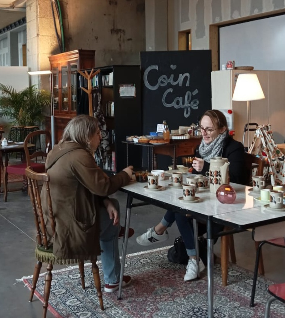 Photos de deux amies buvant un café aux Insolites
