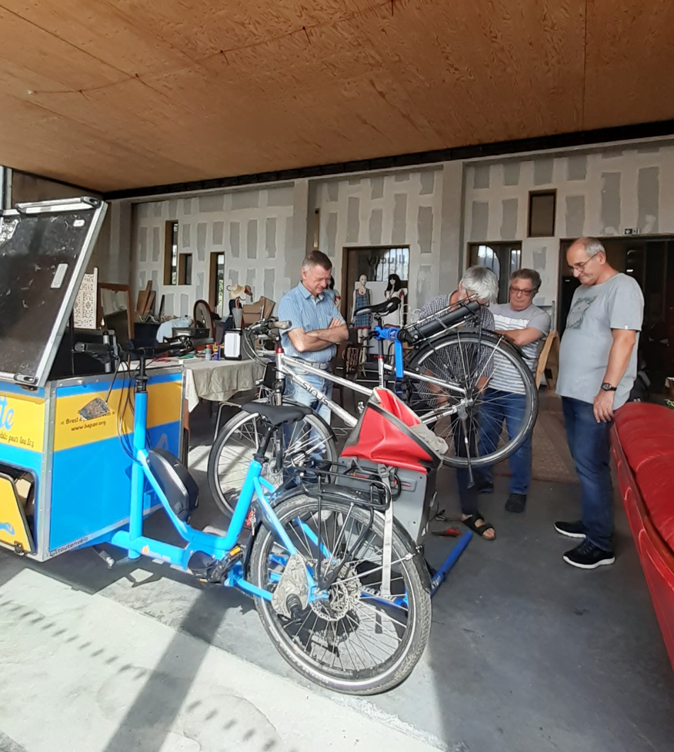 Bénévoles autour de la mécacyclette