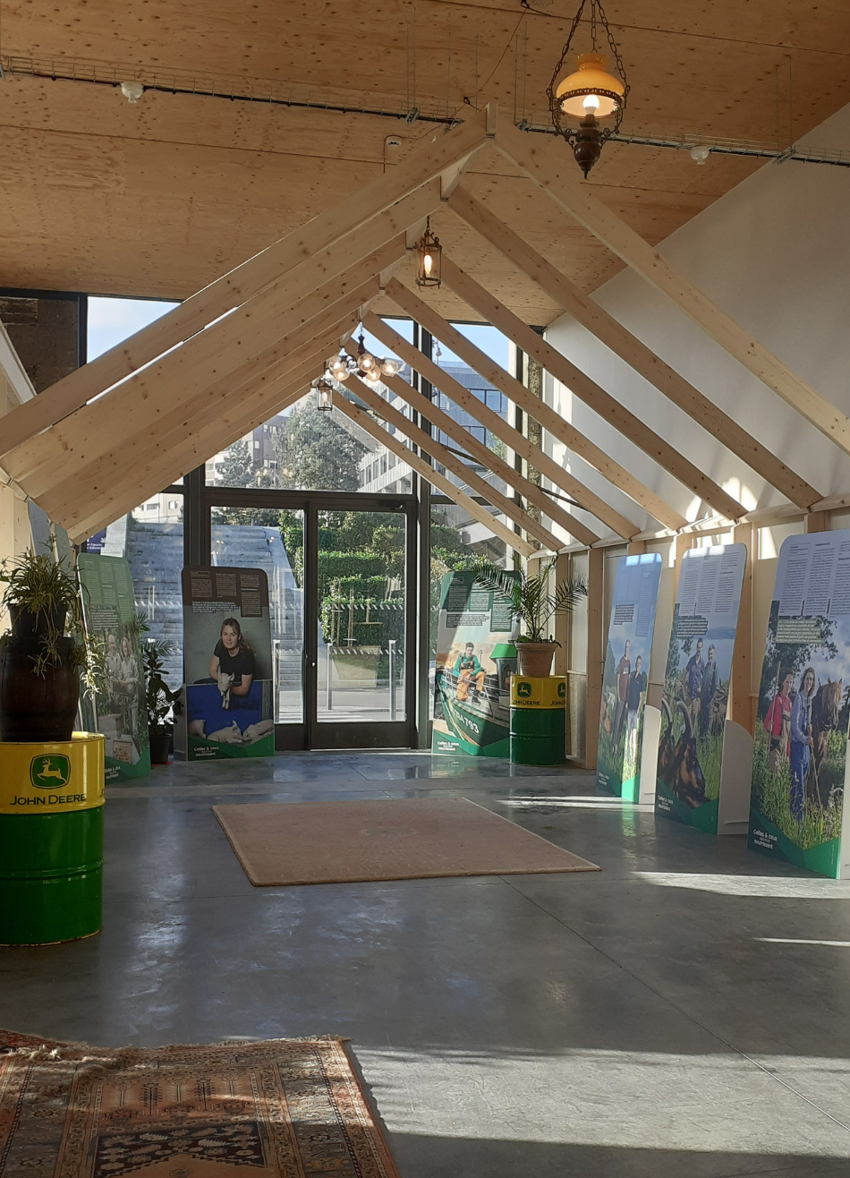 Expo portraits d'agriculteurs sous la serre des insolites