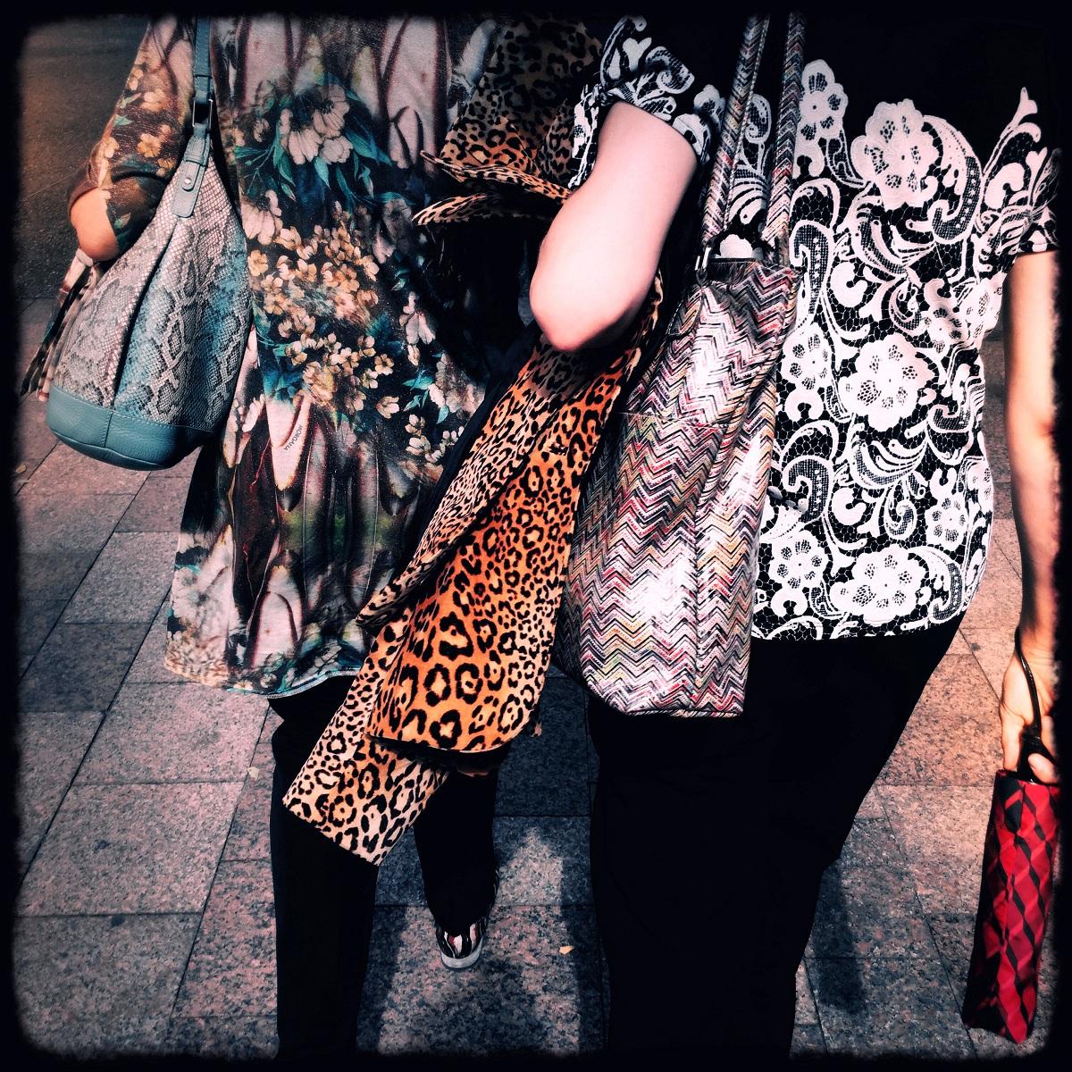 Personnes habillées en imprimés léopard