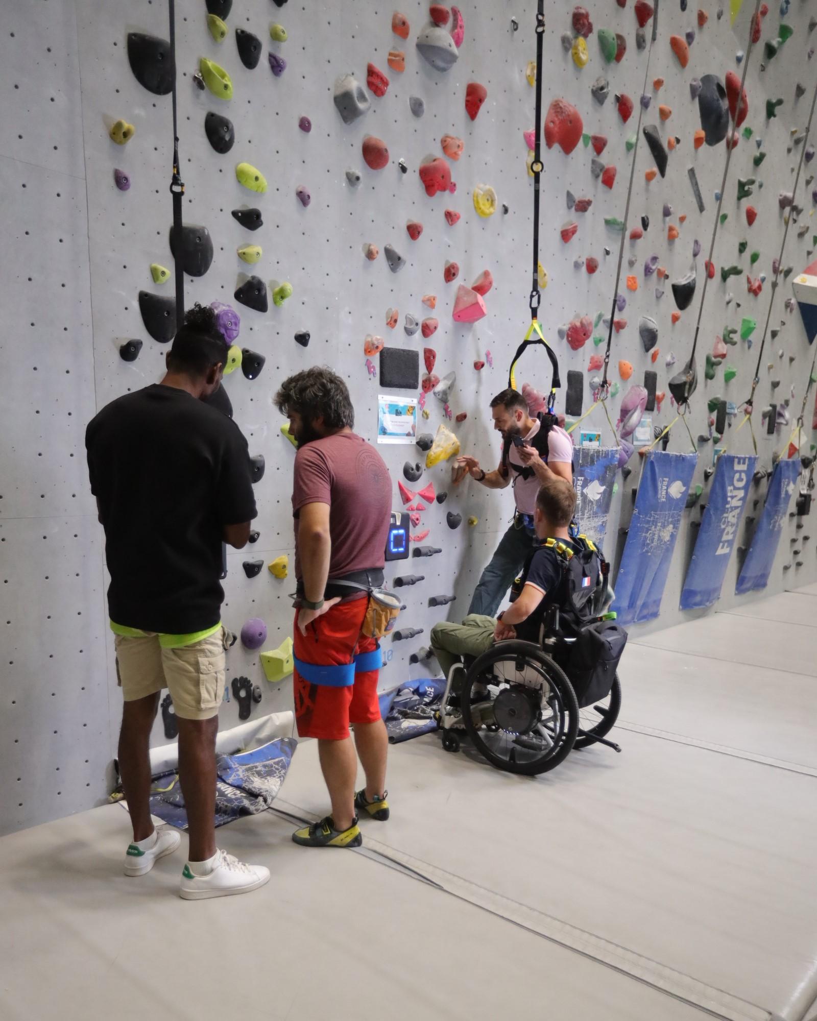 Personne en situation de handicap en train de grimper.