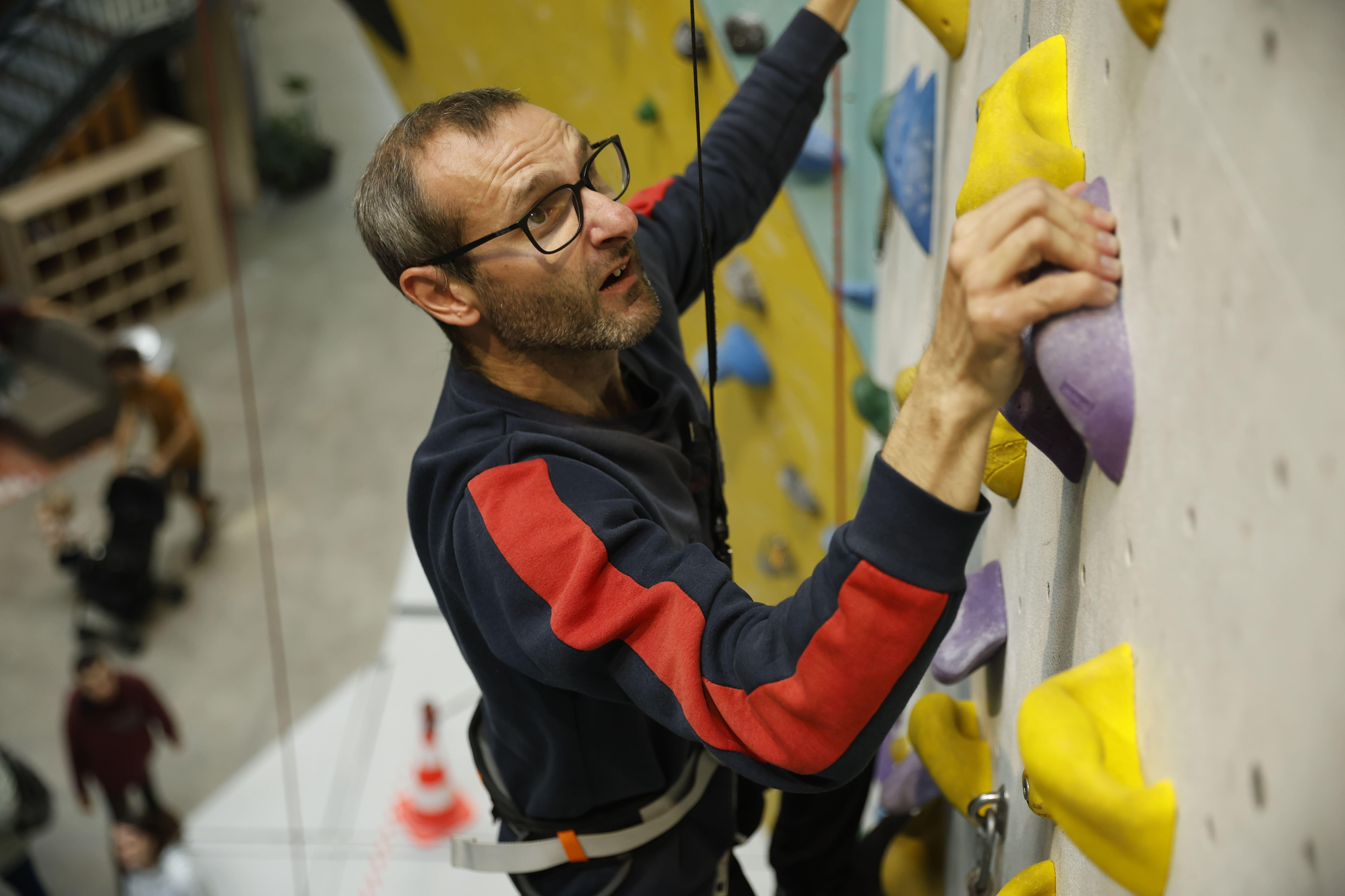 Grimpeur en situation de handicap