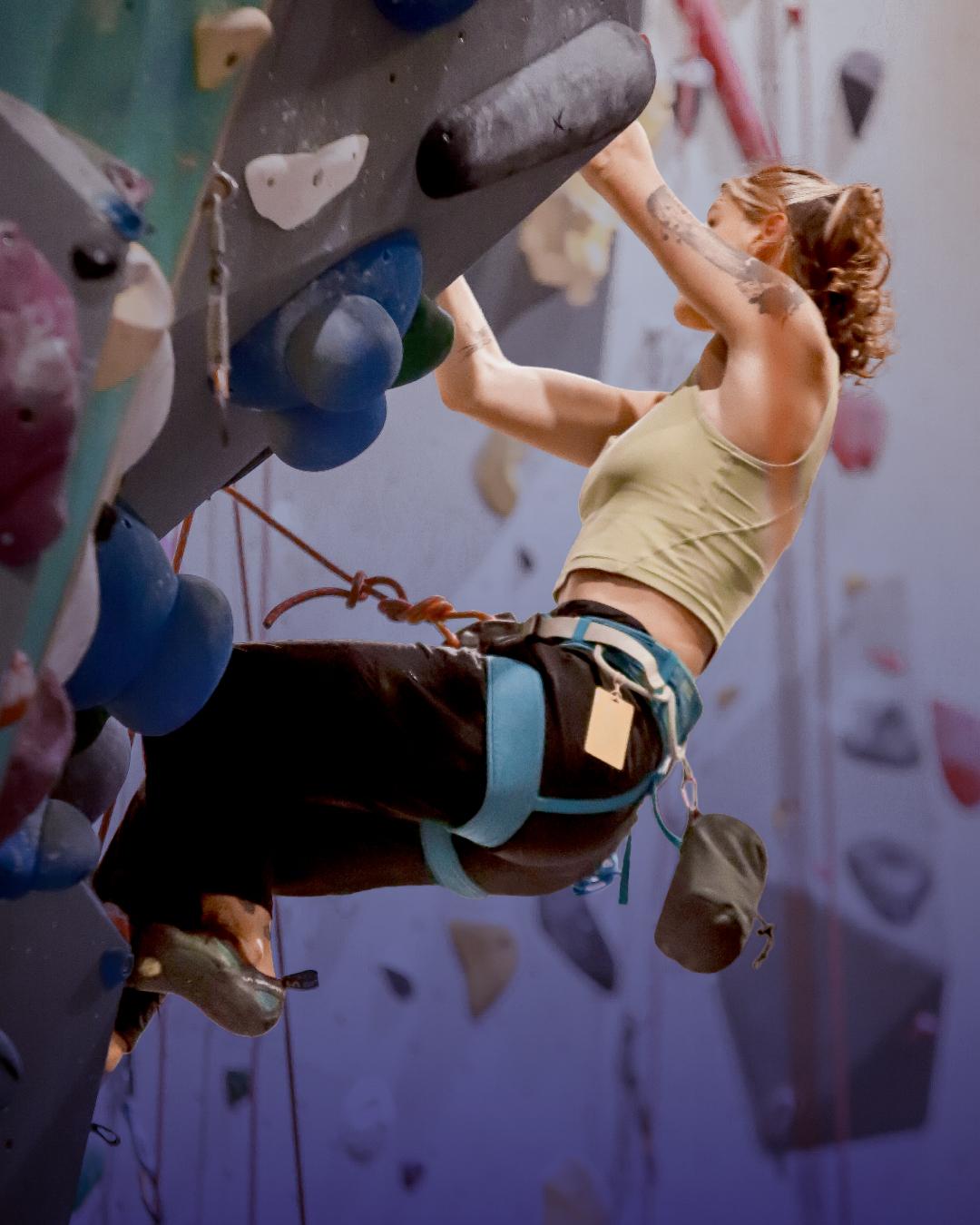 Etudiante qui grimpe sur corde