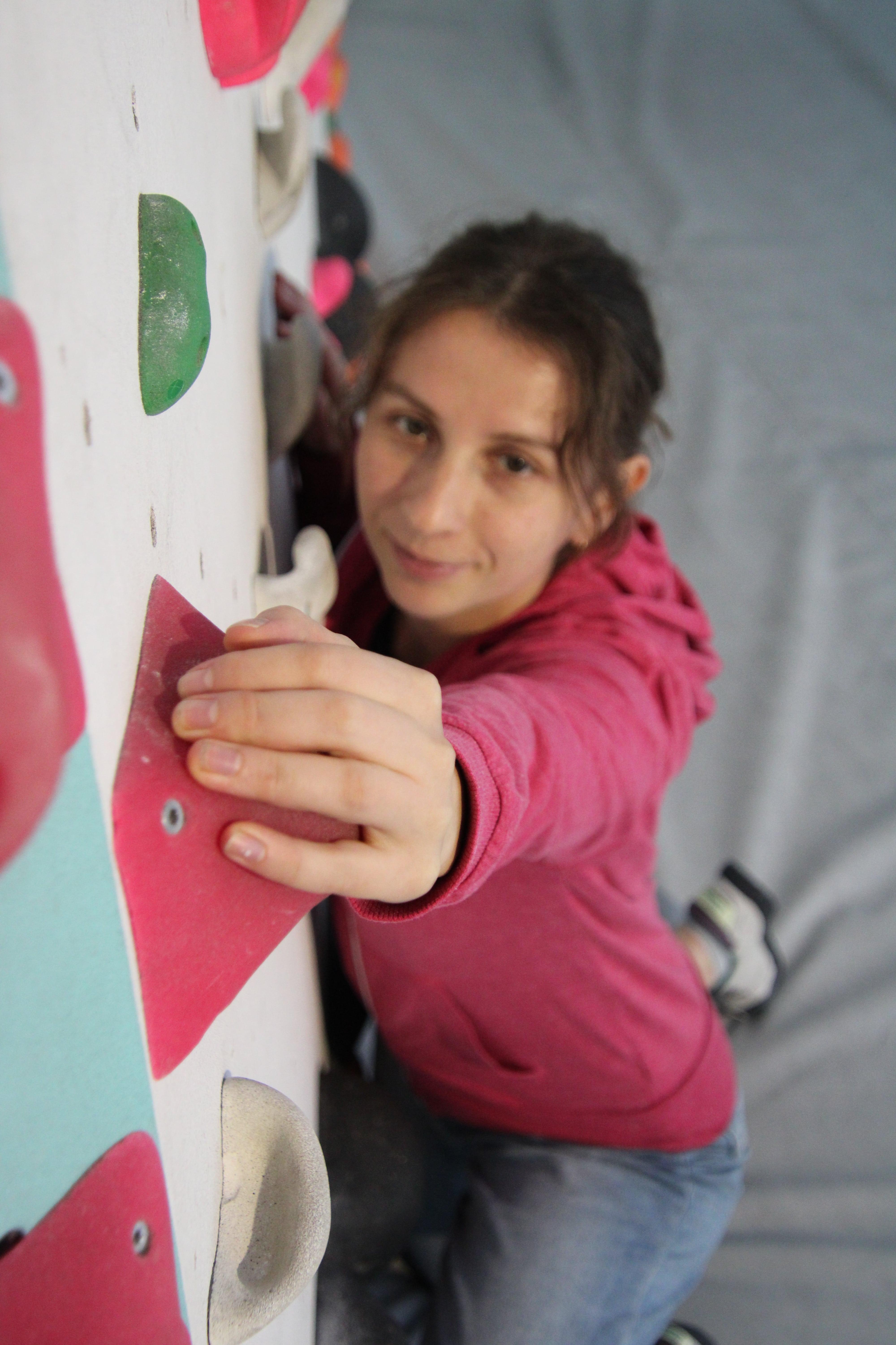 Grimpeuse en rose sur des prises roses