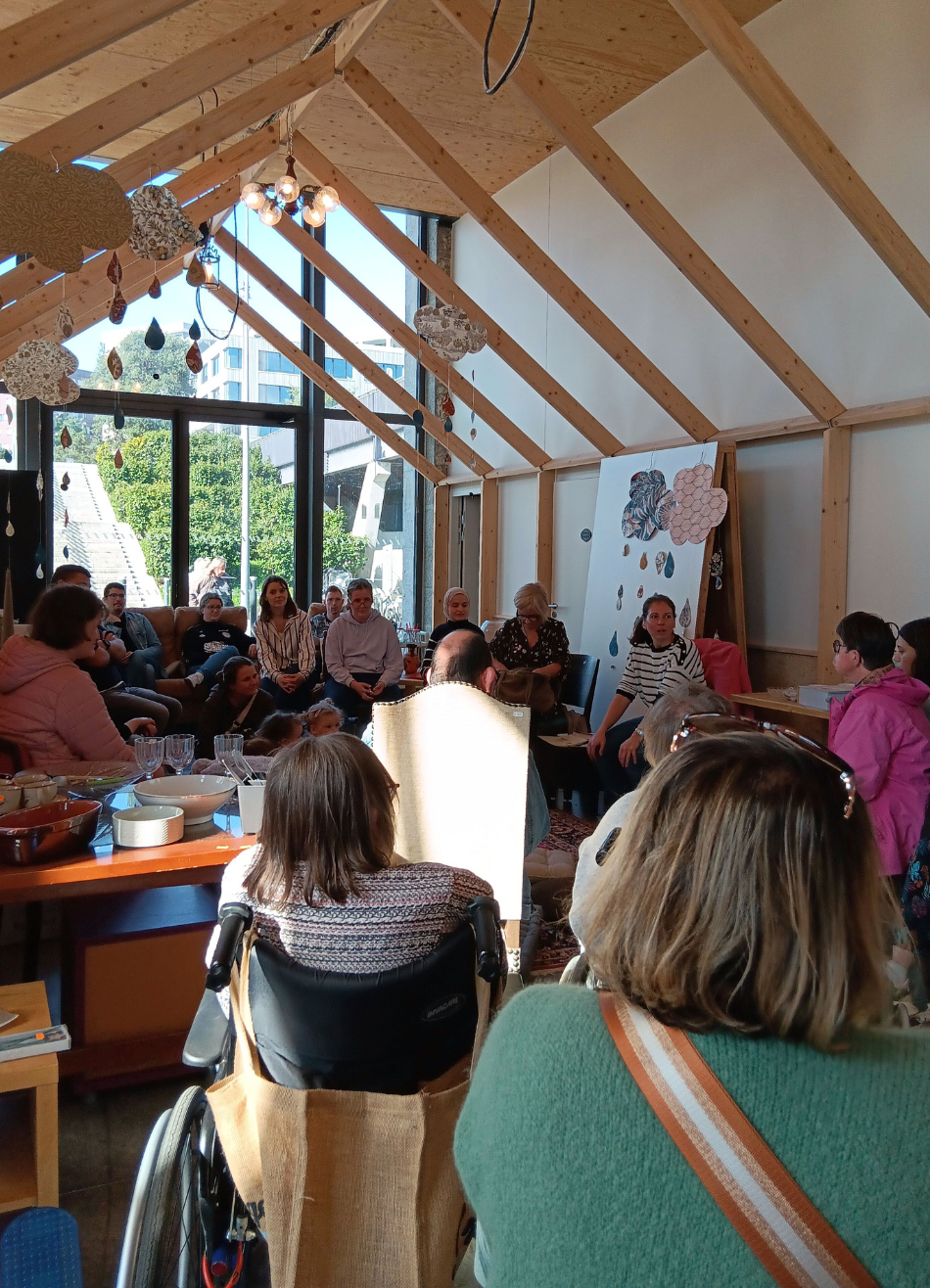 Lecture à voix haute sous la serre aux Insolites