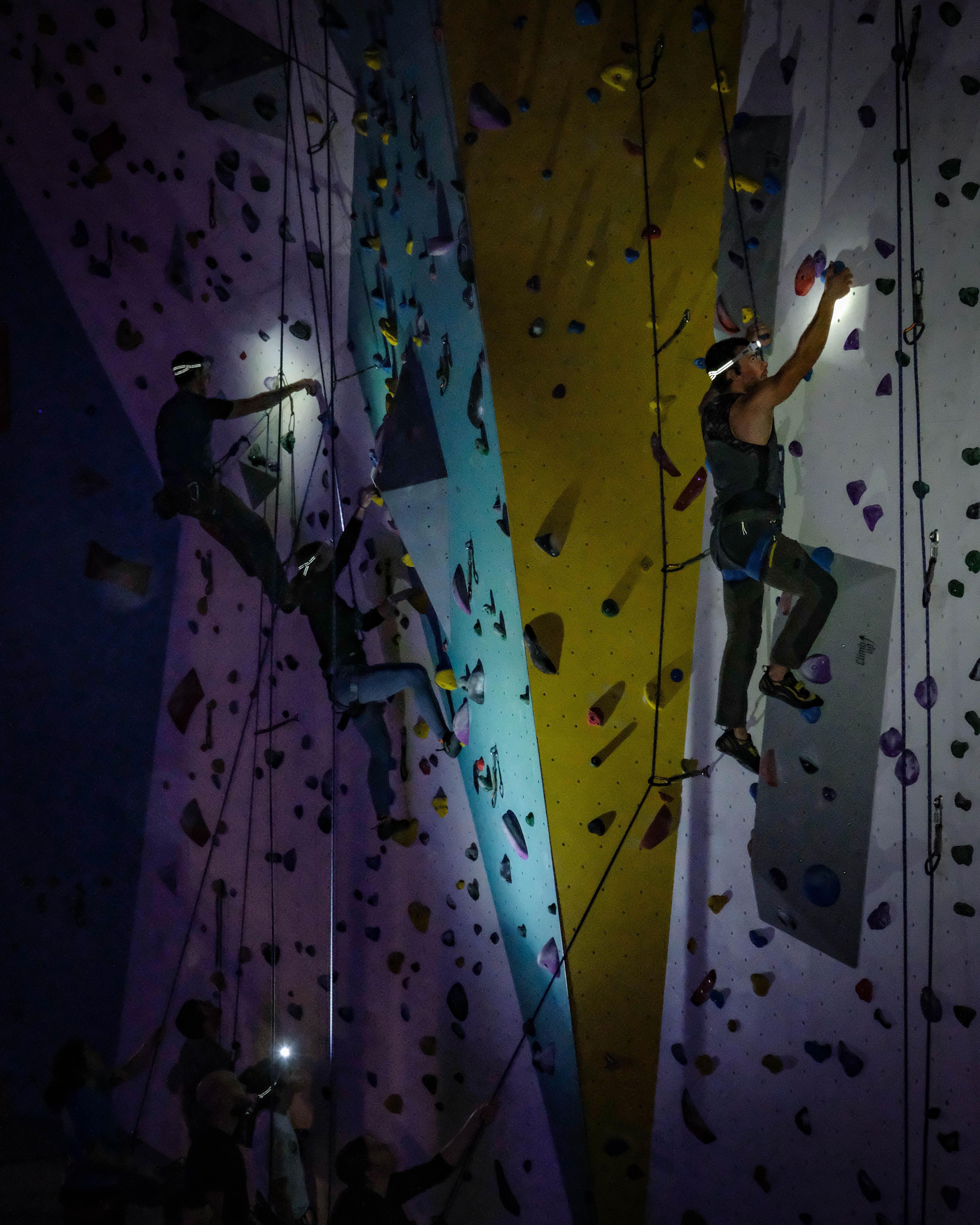 Grimpeurs.ses avec une frontale