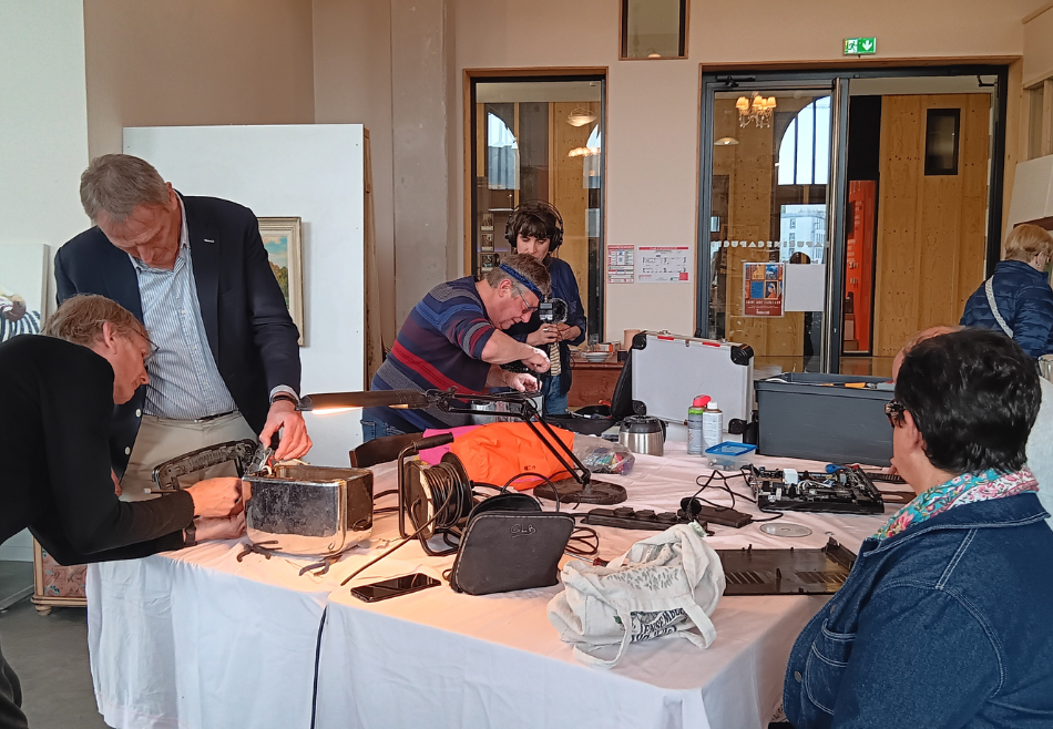 Bénévoles pendant un repair café