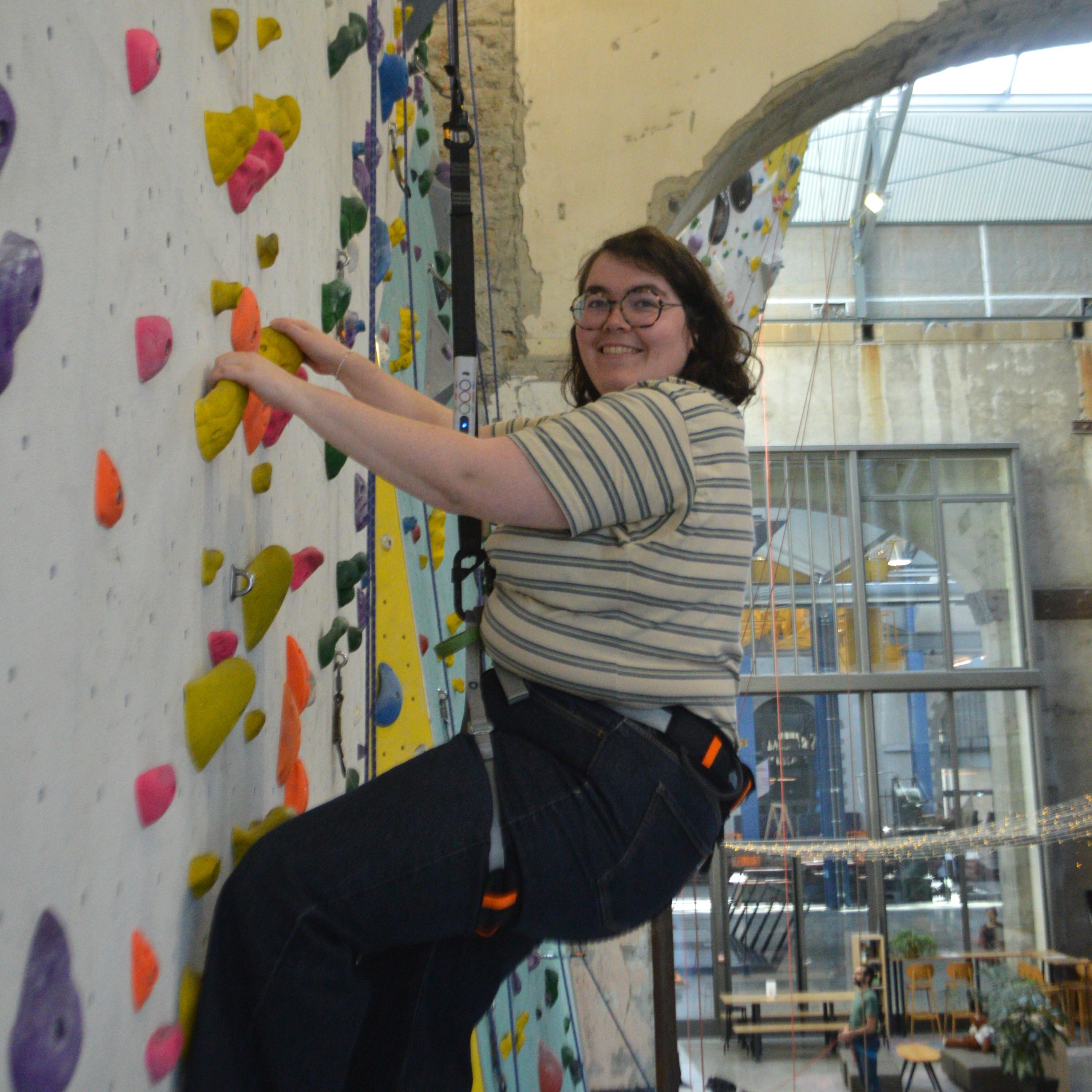 Grimpeuse utilisant le dispositif du Footing Vertical