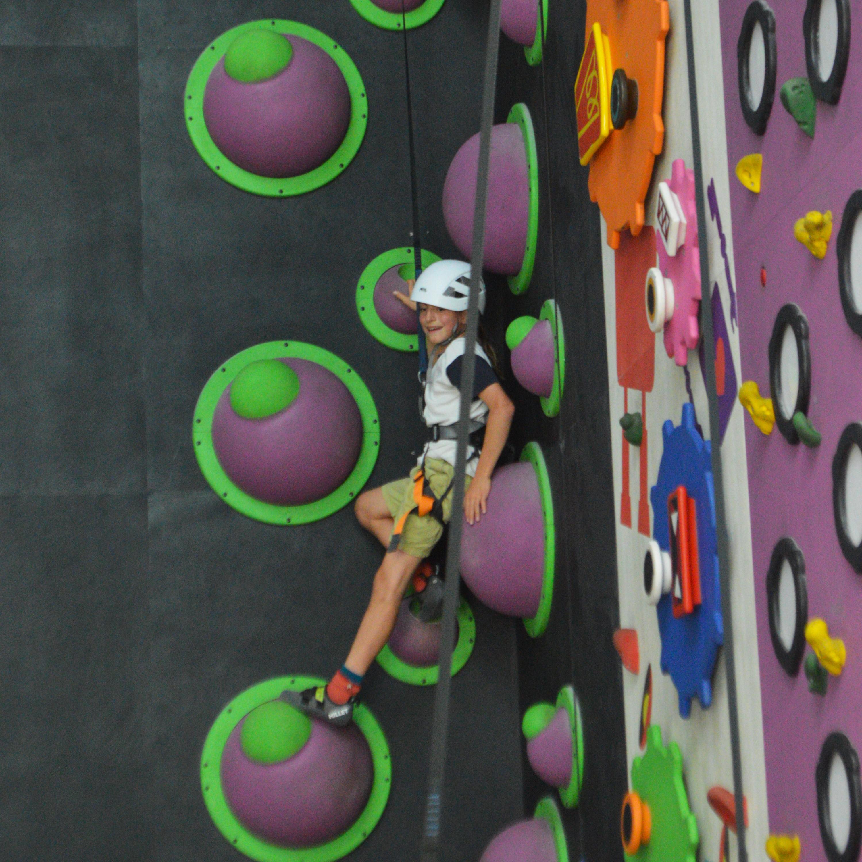 Grimpeur dans l'espace de Fun Climbing