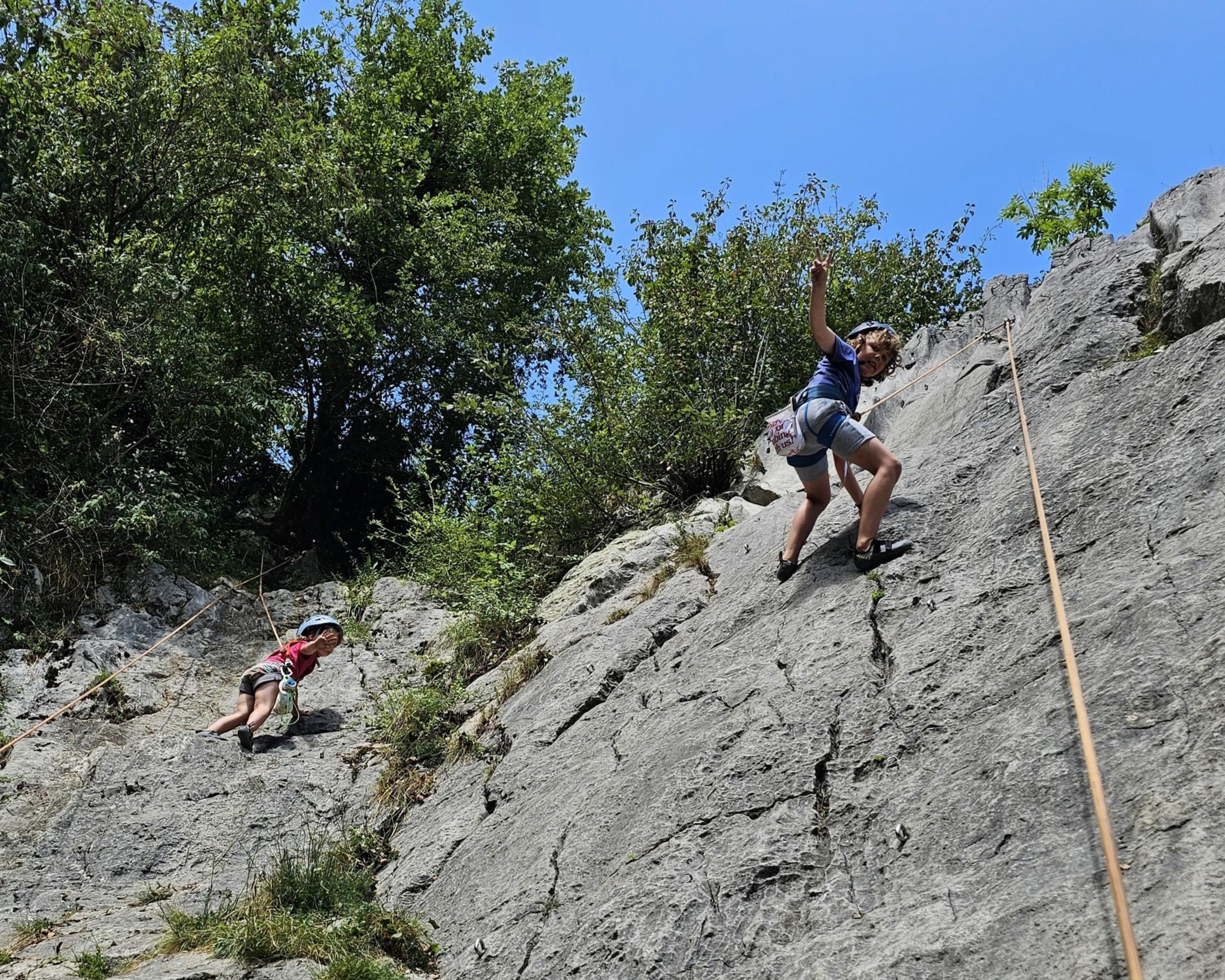 Enfants pratiquant de l'escalade en extérieur