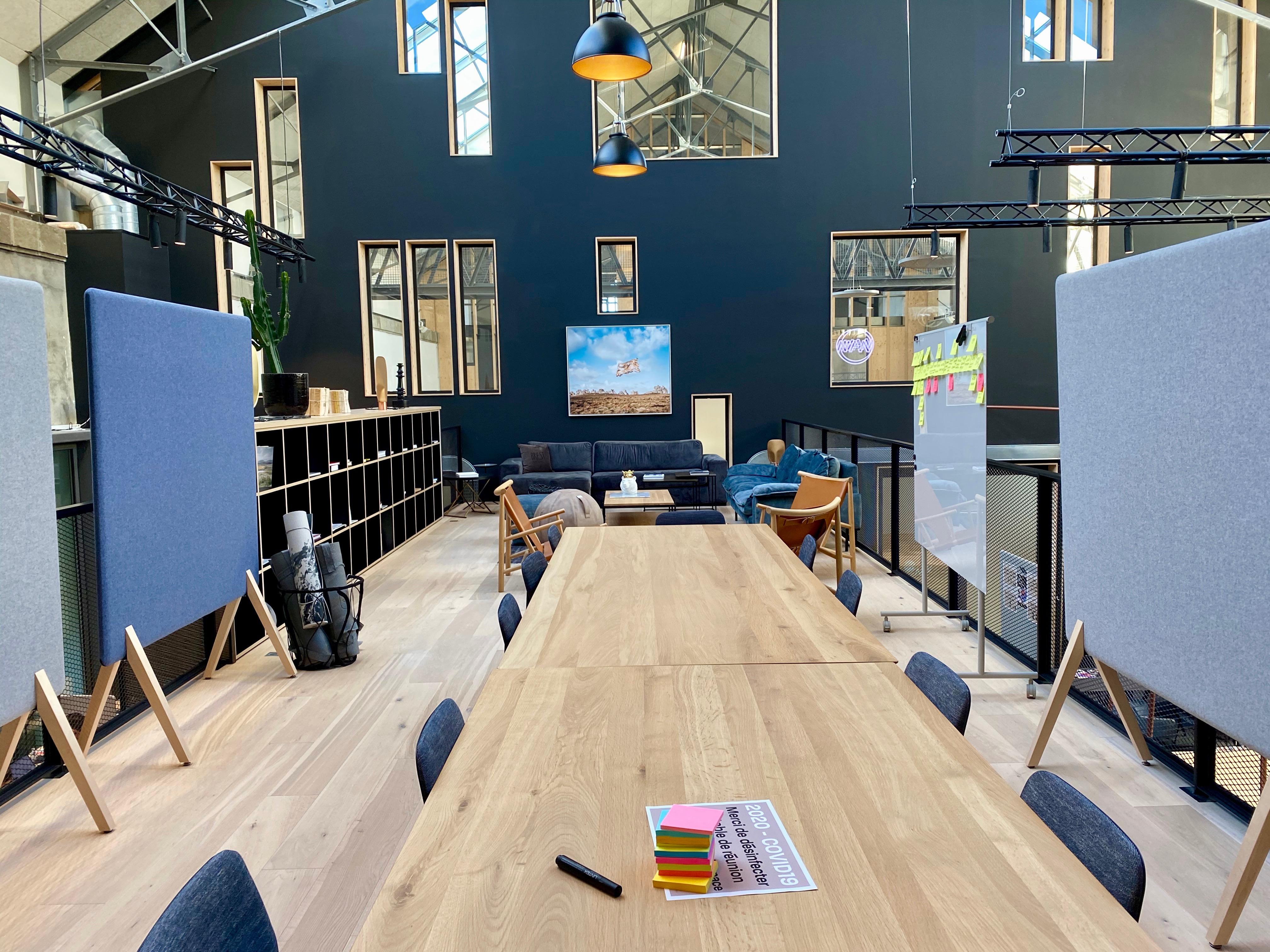 Espaces Le plateau et salon WAM