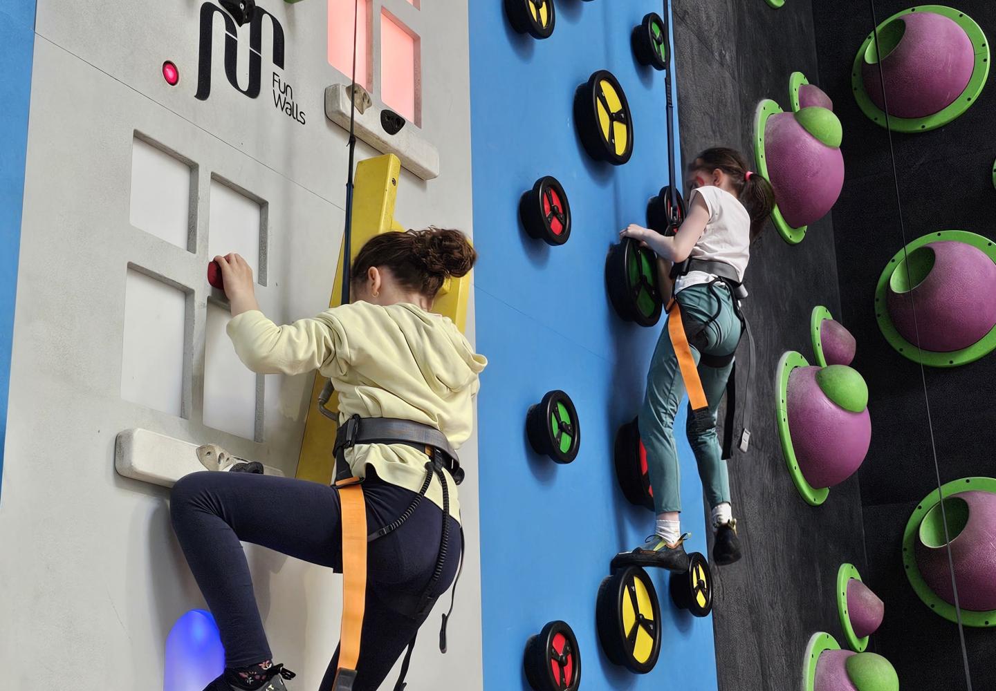 Des enfants qui grimpent au Fun Climbing