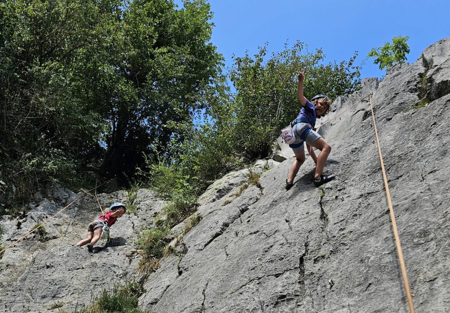 Enfants pratiquant de l'escalade en extérieur
