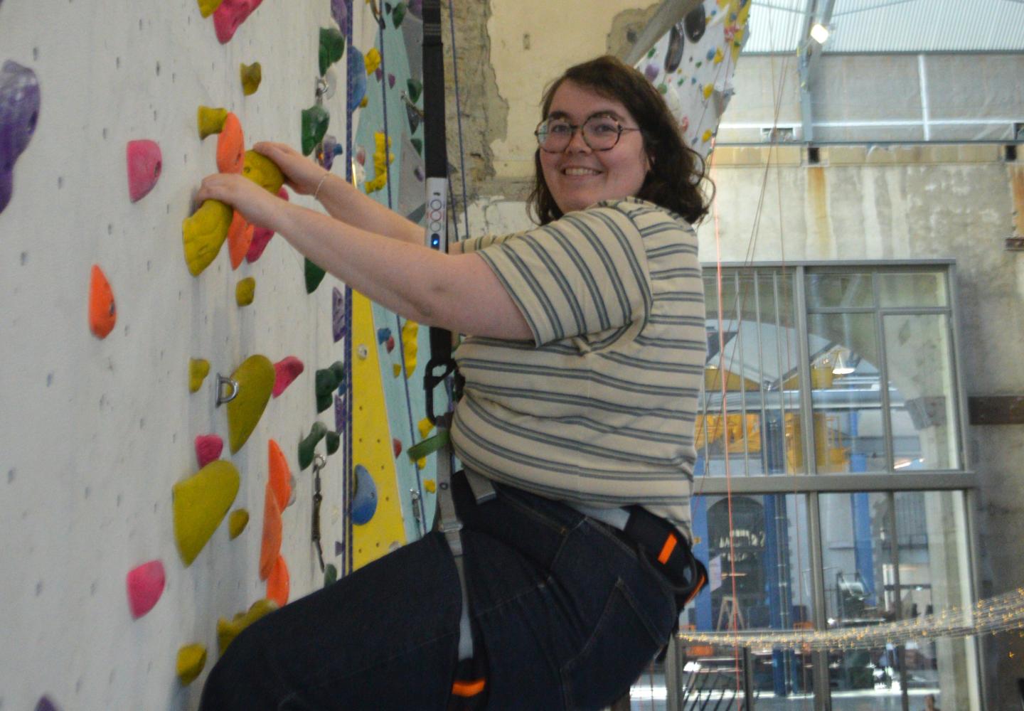 Grimpeuse utilisant le dispositif du Footing Vertical