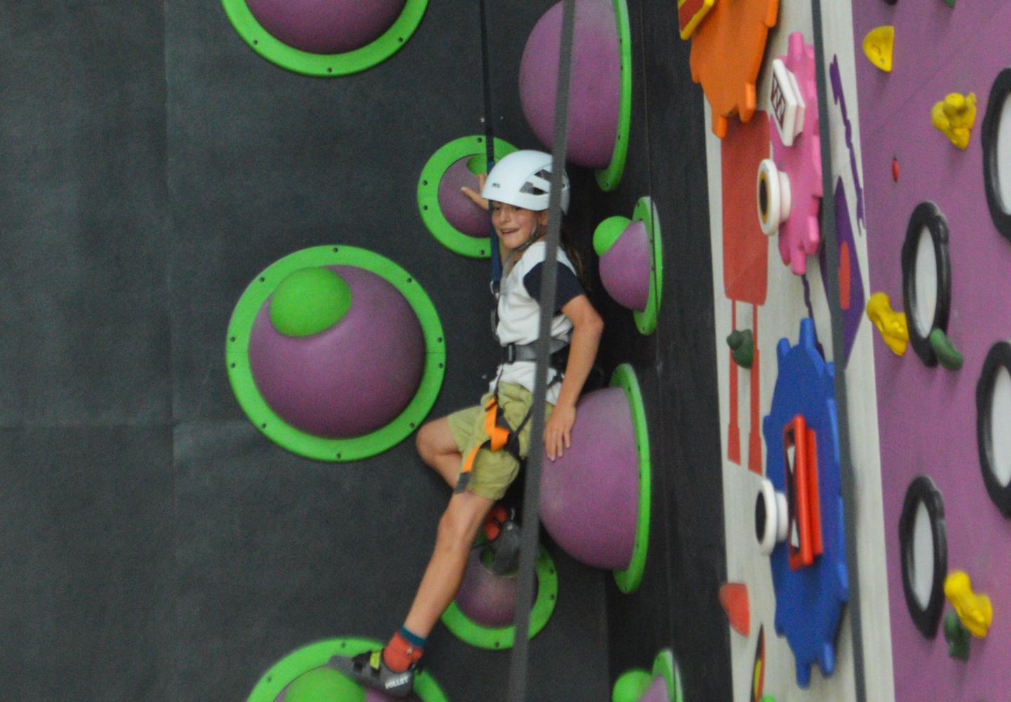 Grimpeur dans l'espace de Fun Climbing