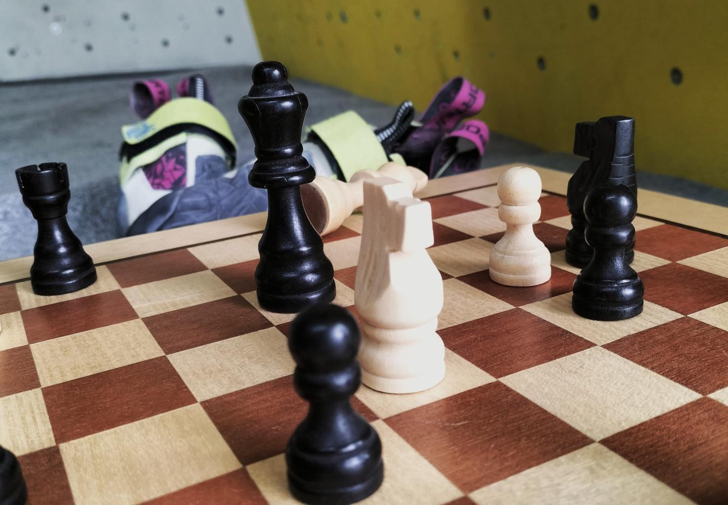 Jeu d'échecs devant un mur d'escalade