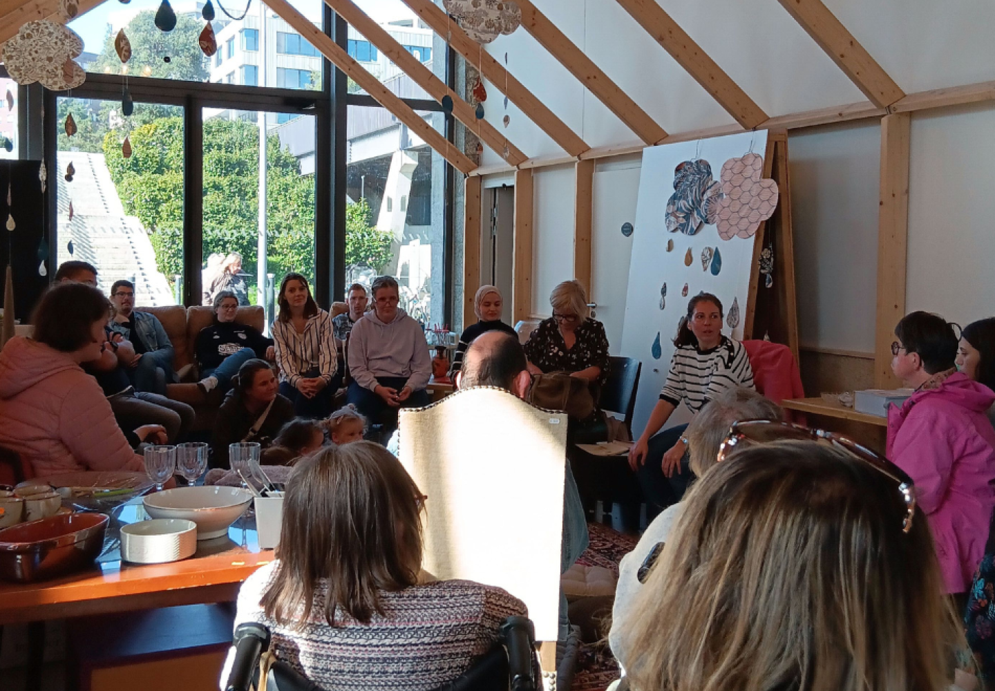 Lecture à voix haute sous la serre aux Insolites