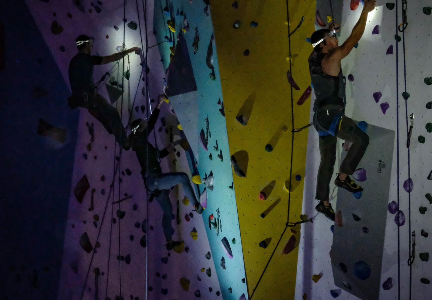 Grimpeurs.ses avec une frontale