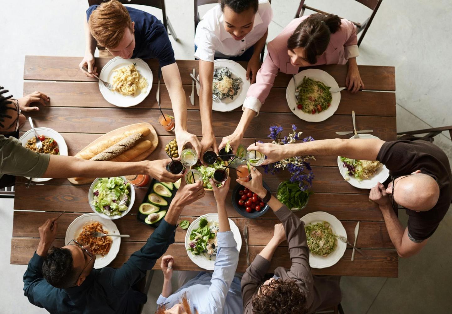 Personne partageant un repas